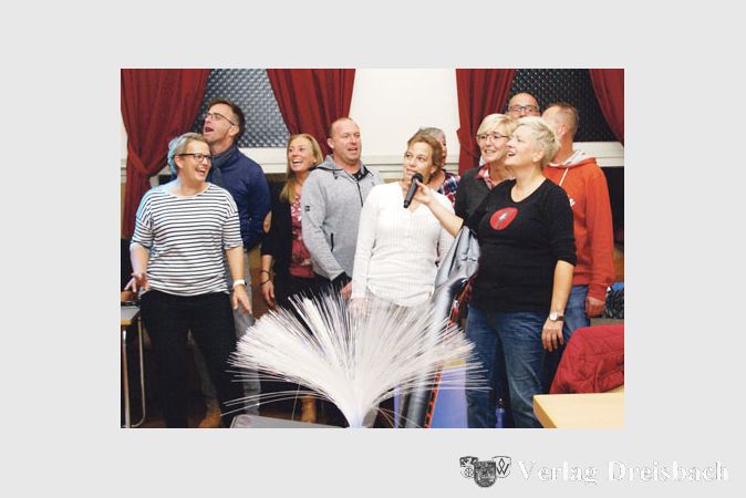 Moderatorin Ilka Siebert brachte auch Solisten zum &ouml;ffentlichen Singen &ndash; offenbar mit viel Spa&szlig; f&uuml;r alle.