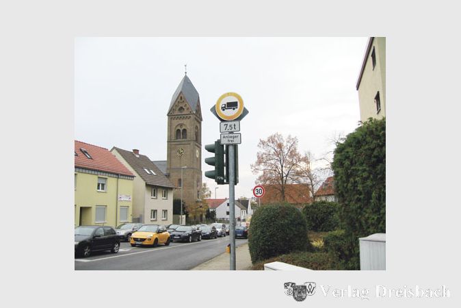Die Mauts&auml;ule zwischen Wicker und Weilbach steht am falschen Platz, meint Norbert Hegmann.
(Foto: Privat)