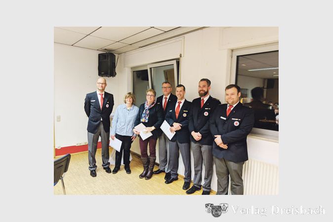Die Geehrten Carsten Miehlnickel (links), B&auml;rbel Baumann, (2.v.l.), Katja Beck (3.v.l.) und Kai Mertsch (3.v.r.) freuten sich &uuml;ber die W&uuml;rdigung ihres langj&auml;hrigen Einsatzes f&uuml;r das Deutsche Rote Kreuz.
(Fotos: M. Krause)