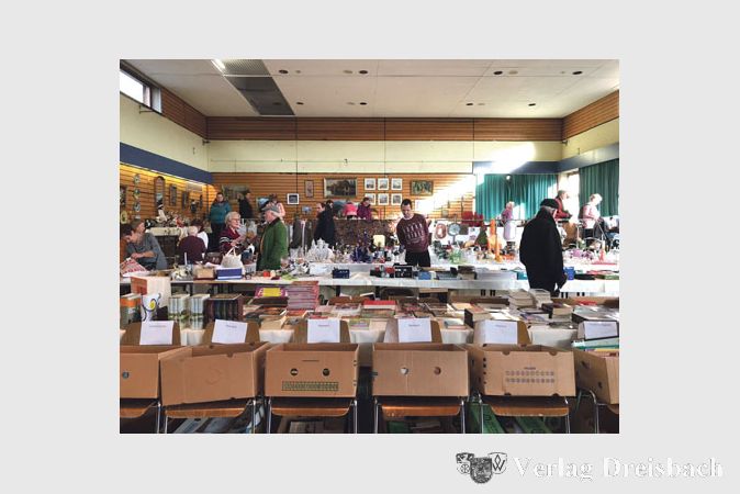 Im Pfarrzentrum fand der Basar des Missionsausschusses statt. Die Besucher st&ouml;berten durch viele B&uuml;cher, Haushaltswaren oder erwarben noch schnell einen Adventskranz. Wer eine kleine Pause einlegen wollte, konnte es sich in der Cafeteria mit Kaffee und selbst gebackenen Kuchen gem&uuml;tlich machen.