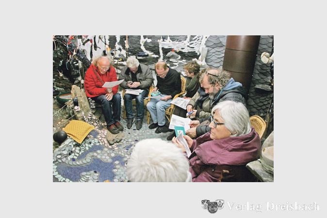 Gro&szlig;veranstaltungen wird es im Blauen Haus nie geben, lediglich etwas mehr als eine Handvoll Zuh&ouml;rer fanden bei der Veranstaltung Platz.
(gus/Fotos: Steinacker)
