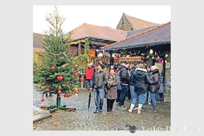 ​Wenn es einmal nicht regnete, schlenderte man mit einer hei&szlig;en Tasse Gl&uuml;hwein &uuml;ber den Wickerer Nikolausmarkt.
(Foto: H. Rix)