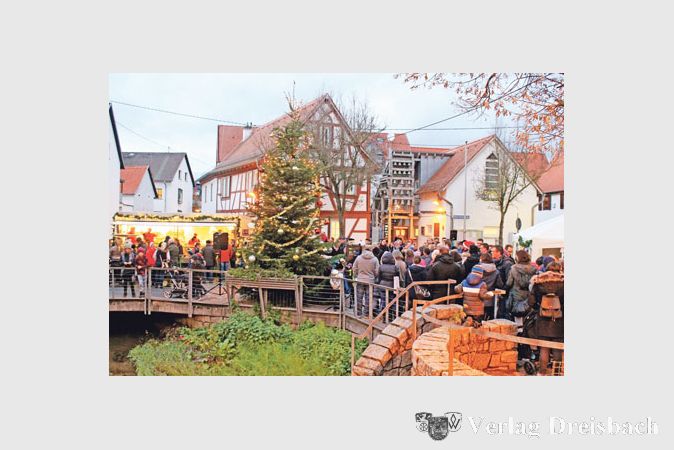 Vor dem Haus am Weilbach herrschte trotz Regen reges Markttreiben. Bei etwas besseren Wetterbedingungen w&auml;ren viele Besucher sicher noch ein St&uuml;ndchen l&auml;nger geblieben.
(Foto: A. No&eacute;)