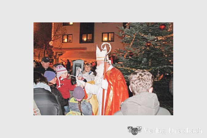 Als Ehrengast der beiden weihnachtlichen M&auml;rkte am zweiten Adventswochenende verteilte der Nikolaus &ndash; hier zu Besuch in Weilbach &ndash; kleine Geschenke.
(Foto: A. No&eacute;)