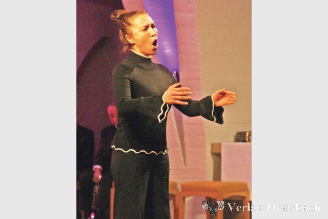 Dirigentin Elena Bauer legte ein Gesangssolo mit dem Bizet-St&uuml;ck &bdquo;Agnus Dei&ldquo; ein.
