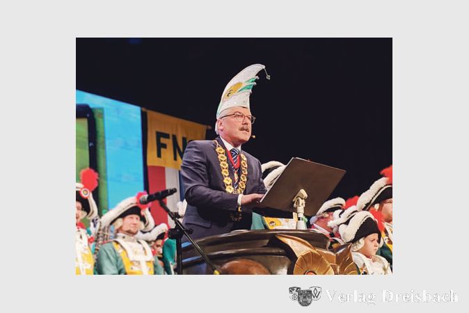 B&uuml;rgermeister Dr. Bernd Blisch (linkes Bild) feierte an diesem Abend seine Premiere in der B&uuml;tt. Die Senatorinnen und Senatoren lauschten in der n&auml;rrisch geschm&uuml;ckten Stadthalle den Darbietungen der beliebten Entertainerin Woody Feldmann.

(Fotos: M. Krause)