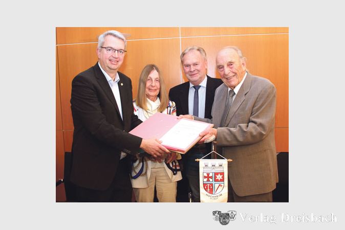 &nbsp;B&uuml;rgermeister Dirk Westedt (l.) und Erster Stadtrat Hans Mohr (r.) durften von Liane und Hermann Rosteck kurz vor Weihnachten ein wertvolles Geschenk f&uuml;r die Kunstsammlung entgegennehmen.(Foto: Stadt Hochheim am Main)