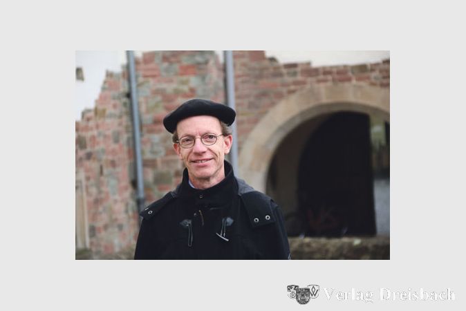 Sicher wird man Dr. Sebastian Schneider mit seinem freundlichen L&auml;cheln und der schwarzen Baskenm&uuml;tze auf dem Kopf in St. Martinus, wo er fast zwanzig Jahre als Pastoralreferent t&auml;tig war, in guter Erinnerung behalten: Er verl&auml;sst die Gemeinde auf eigenen Wunsch, um sich einer neuen, beruflichen Herausforderung in der Klinikseelsorge zu stellen.
(Foto: A. Kreusch)