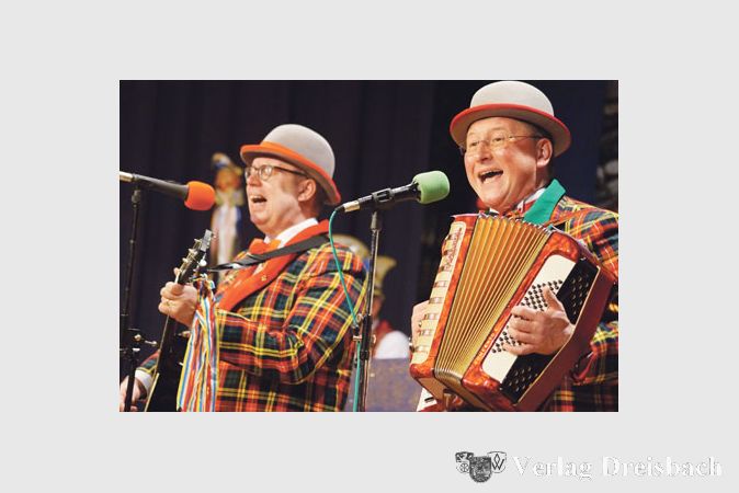 Als B&auml;nkels&auml;nger treten Guido Seitz (rechts) und Thomas Gerster vor das Publikum.
