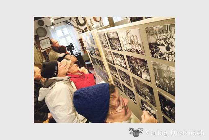 Erkenne ich mich oder bekannte Gesichter? Dicht gedr&auml;ngt durchforsteten die &auml;lteren Besucher im Heimatmuseum die alten Aufnahmen aus der Fastnachtszeit.