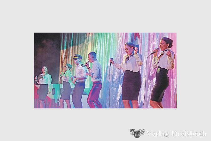 Mit &bdquo;Wick Air&ldquo; ging&lsquo;s beim Kreppelkaffee des Wickerer Gesangvereins S&auml;ngerlust auf eine n&auml;rrische Reise.
(Fotos: gib)