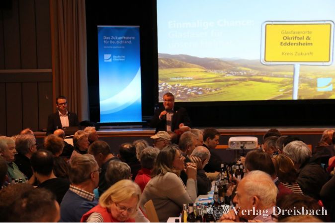 Auch Bürgermeister Klaus Schindling (mitte) fände es gut, wenn es in Okriftel und Eddersheim bald ein Glasfasernetz gibt.