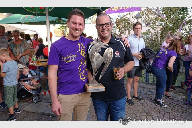 Der Gewinner Carsten Ganß trug den von Thomas Reinelt gespendeten „Gickel-Wanderpokal“, eine Skulptur aus Metall, in Form eines Hahnes, nach Hause.