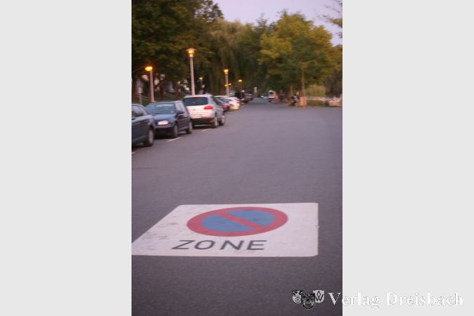 Der Uferweg ist als Parkverbotszone gekennzeichnet, das gilt freilich nur für die nicht regulär ausgewiesenen Abstellflächen.