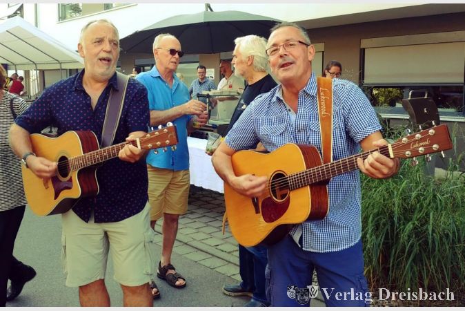 (v.li.) Klaus Irmer und Markus Finger waren "musikalisch unterwegs" und trugen so zum Gelingen des Sommerfestes bei.