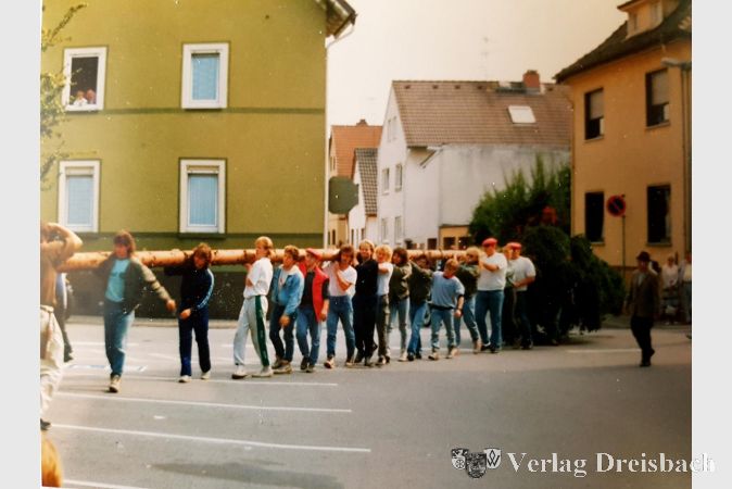 1989 war das Aufstellen des Kerwebaums noch Handarbeit und viele helfende Helfer wurden gebraucht.