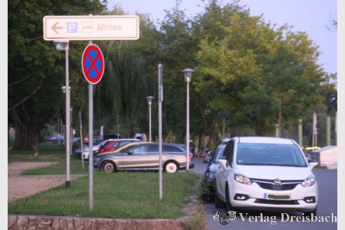 Eher irritierend auf Ortsunkundige wirkt der Versuch, Autofahrer auf der Suche nach einem Parkplatz, durch dieses Schild zum Rathausparkplatz zu schicken.