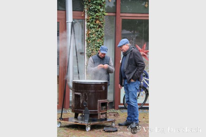 Im großen, "autarken" Kartoffeldämpfer der Geschichtsfreunde Okriftel wurden die Quellkartoffel für das Erntedank-Essen zubereitet.