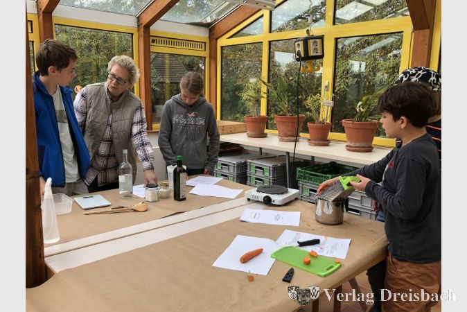 Birgit Seitz (2.v.l.) erklärte den beiden Kindern das weitere Vorgehen, während die anderen eifrig Karotten raspelten.