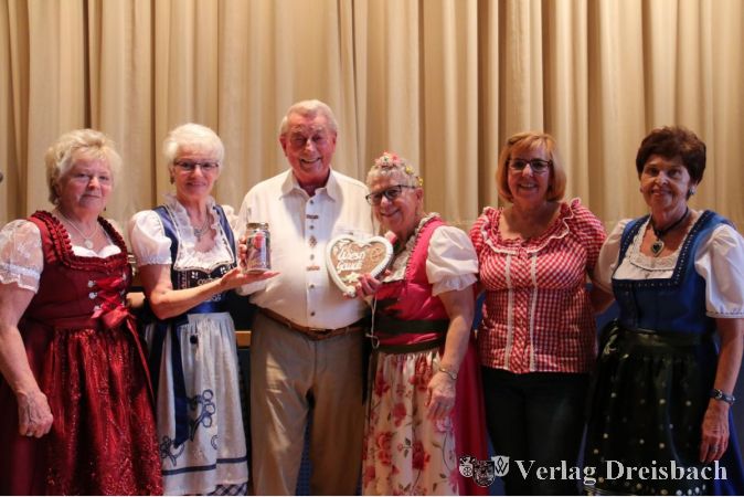 Wolfgang Deul mit seinen nachträglichen Geburtstagsgeschenken, umgeben von schicken "Oktoberfest-Dirndln".