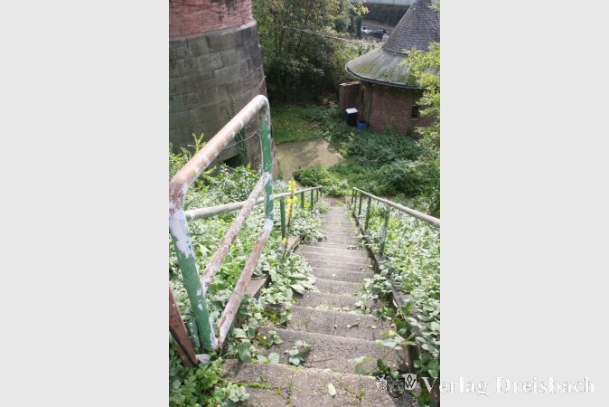 Der Zuweg zum Südweg ist auf Mainzer Siete vorhanden, allerdings ungepflegt und alles andere als barrierefrei. Investitionen, etwa in eine Rampe, wie sie in Mainz vom Winterhafen zum Nordweg hochführt, wären allemal notwendig.