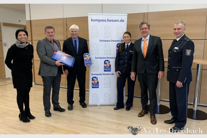 Gruppenbild zum Auftakt als KOMPASS Kommune: Soniya Raissi, Kriminaldirektor Urban Egert und Erster Stadtrat Exner, Polizei-Oberkommissarin Stephanie Barone, Stadtrat Bernhard Köppler und Polizeirat Thomas Trapke (v. l.).