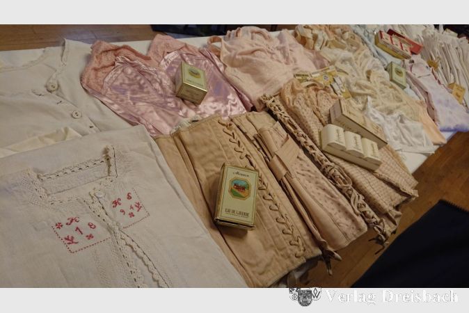 Besonderer Hingucker waren bei der historischen Wäscheausstellung im Katholischen Pfarramt die Korsagen, Büstenhalter und Strapse aus der „guten alten Zeit“.