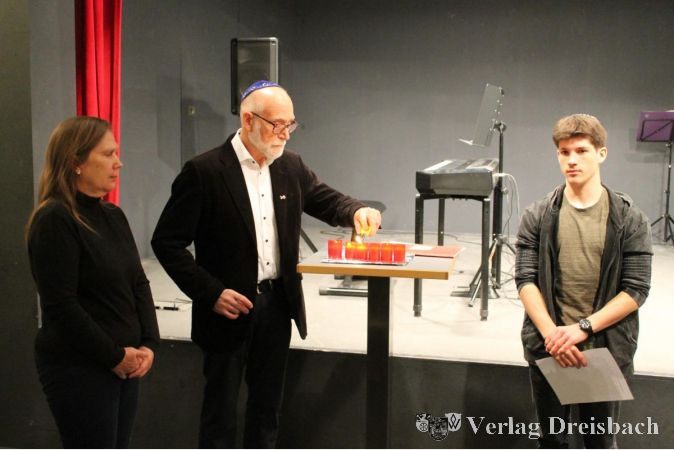 Die CJZ-Vorstandsmitglieder Carol Wanzke und Franz Kroonstuiver entzündeten sechs Kerzen zum Gedenken an die 6 Millionen Opfer der Shoah.