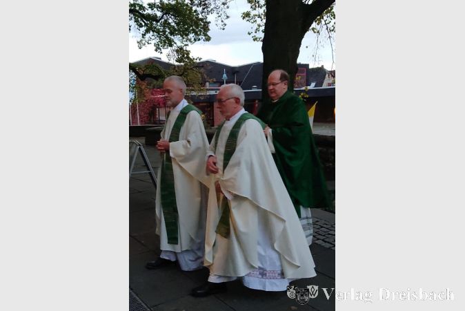 So schreiben es die Reglementarien der Kirche vor: Der neu einzuführende Pfarrer schritt am Ende des Zuges in die Kirche (von links: Klaus Waldeck, Pfarrer Lomberg, Pfarrer Meudt). Voran gingen der Kirchenvorstand, Vertreter und Vertreterinnen des Kirchengremiums, es folgten die Pfarrer und die Assistierenden.