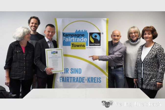 Diese Mitglieder der Fairtrade-Steuerungsgruppe freuten sich bei ihrem jüngsten Treffen im Landratsamt über die Urkunde, die den Kreis Groß-Gerau erneut als Fairtrade-Kreis ausweist (v.l.): Hilde Müller vom Umweltamt Rüsselsheim, Dr. David Hüser, Katholisches Dekanat Rüsselsheim, Landrat Thomas Will, der Fairtrade-Projektbeauftragte des Kreises, Stefan Leimbach, Else Trumpold (Vorsitzende Kirchenvorstand Evangelische Kirche Büttelborn) und Barbara Reis, Vorsitzende des Partnerschaftsvereins Dritte Welt Dornheim.