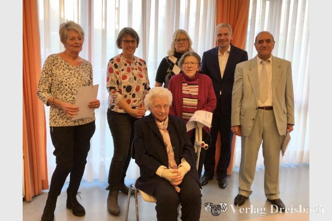 Der VdK zeichnete vier Mitglieder für 25-jährige Vereinstreue aus (v.l.): Brigitte Wulff, Erste Stadträtin Renate Mohr, Erste Vorsitzende Dagmar Kaufmann, Landrat Michael Cyriax, Suleyman Taybara und vorne Erna Wild. Nicht auf dem Bild ist Valentin Hager.