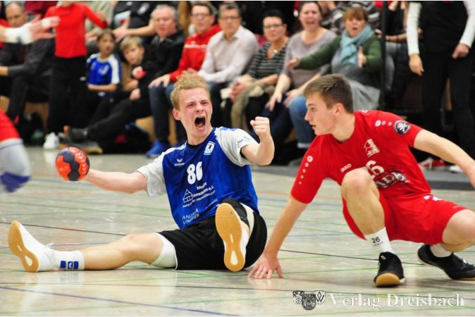 Der Kampf um jeden Ball prägte das Spiel: : Till Szántó bei der umjubelten Balleroberung.