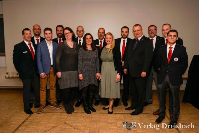 Die Geehrten mit den Ehrenden (v.l.): 2. Vorsitzender Kai Mertsch, 1. Vorsitzender Carsten Miehlnickel, Felix Beck, Kreisbereitschaftsleiter Tobias Heller, Kerstin Riedel, Oliver Müller, Daniela Mertsch, Peter Henkel, Nina Iwanski, Marius Gawollek, Bürgermeister Klaus Schindling, Bereitschaftsleiter Peter Treml, Julian Gerber und Christian Reinhard (beide stellvertretende Bereitschaftsleiter).