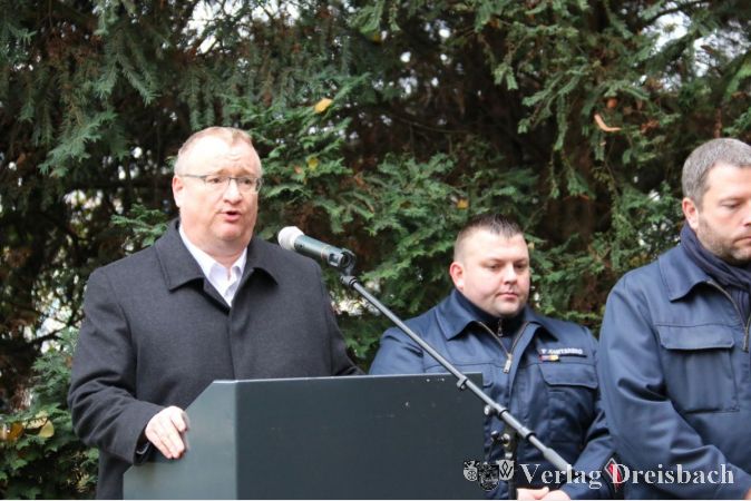 Bürgermeister Klaus Schindling (links) mahnte in seiner Ansprache zum Volkstrauertag dazu, Frieden nicht nur zu fordern, sondern auch in der Familie und der Stadtgesellschaft vorzuleben.