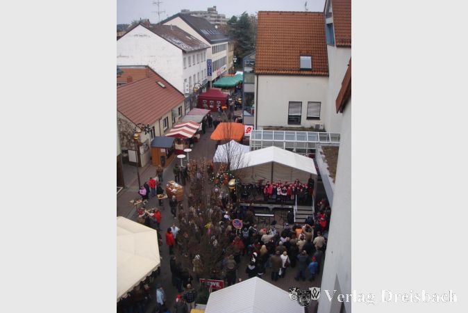 Der Krifteler Weihnachtsmarkt 2010, damals noch mit der Bühne vor dem Supermarkt in der Galeriepassage.