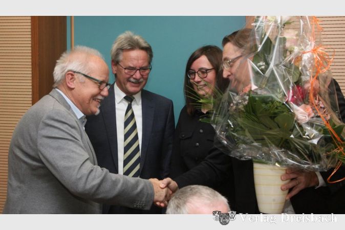 Norbert Ricke (l.) hatte das exklusive Vergnügen, von den Vorstandsmitgliedern Norbert Kühn und Nina von Neumann sowie Aufsichtsratschef Jürgen Köhler (v.r.) geehrt zu werden. Er ist der Baugenossenschaft seit 50 Jahren treu