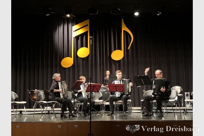 Die Akkordeonfreunde Flörsheim (v.l.): Dagmar Ried, Anke Hopf, Steffen Trenk, der für den erkrankten Helmut Kohl einsprang, und Dietmar Viertel.