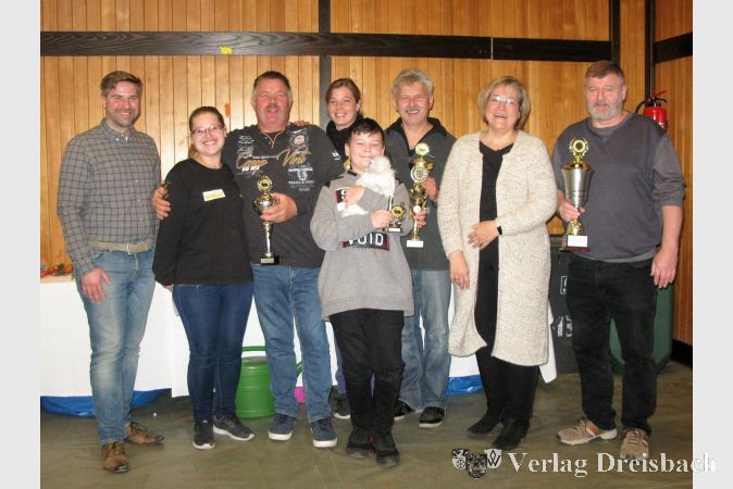 Sieger und Gratulanten bei der Kaninchenausstellung (v. l.): Bürgermeister Ingo Kalweit, Ausstellungleiterin Denise Stenner, Manfred Bader, Diana Renker, Jungzüchter Niklas Müller, Günter Fritz, Gemeindevertretungsvorsitzende Sabine Bächle Scholz und Harald Betz.