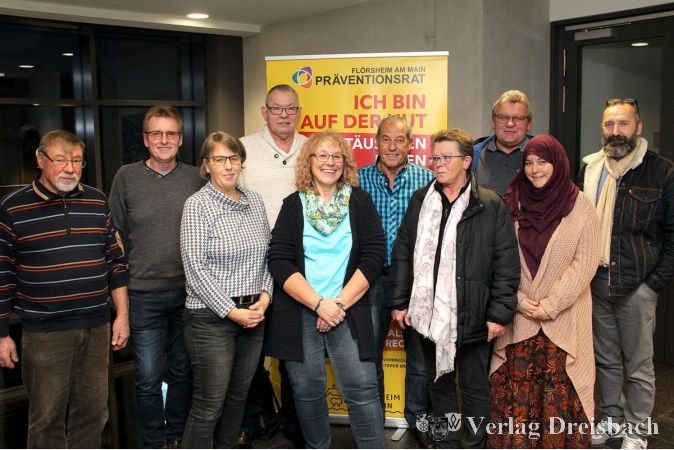 Die Sicherheitsberater der Stadt Flörsheim mit der Ersten Stadträtin Renate Mohr (3.v.l.) und Martina Eisenhauer (Amt für Familien, Soziales und Wohnen, 5.v.l.): Hans Werner Wagner, Edgar Kersting, Michael Drietchen,, Eckard Kiel, Sibylle Sobek-Tietz, Andreas Suda, Manal El Bakkali und Alexandre Focheux.