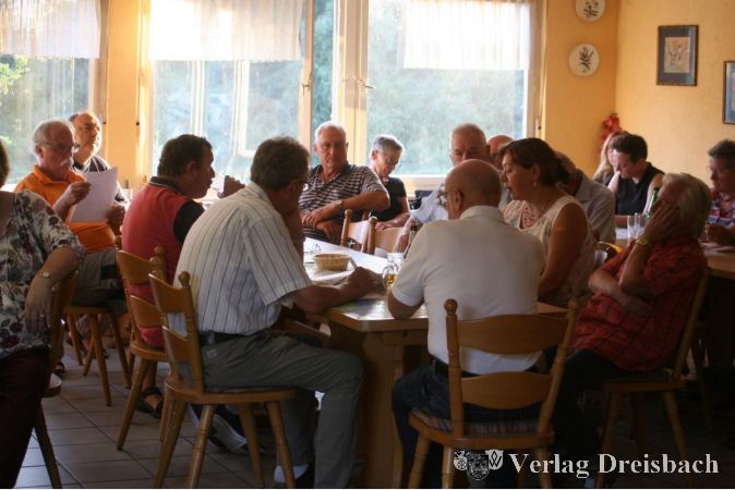 Die Fähre ist im Prinzip ein toller Veranstaltungsort, nicht nur für Senioren - hier eine SPD-Versammlung vom Sommer. Wenn man nur besser verstehen könnte, was geagt oder gespielt wird. Durch eine neue Decke soll sich dies nun verbessern.