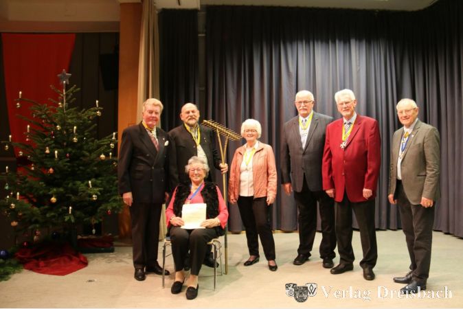 Karola Flettner (sitzend) wurde in diesem Jahr mit dem "Blauen Orden" der Okrifteler Sänger ausgezeichnet, Alfred Krumb (2.v.l.) zum "Ritter vom Goldenen Rechen" geschlagen.