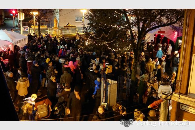 Vor dem Haus am Weilbach herrschte am zweiten Adventswochenende, das in Weilbach ganz unter dem Zeichen des traditionellen Weihnachtsmarktes stand, trotz des leichten Regens dichtes Gedränge.