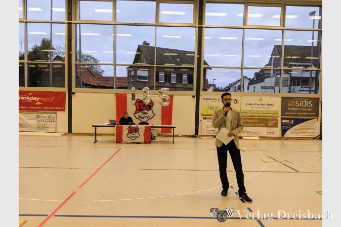 Moderator Attila Höhn führte gekonnt durch den sportlichen Nachmittag. Im Hintergrund "Discjockey" Markus Floren, der sich um die musikalische Untermalung kümmerte.