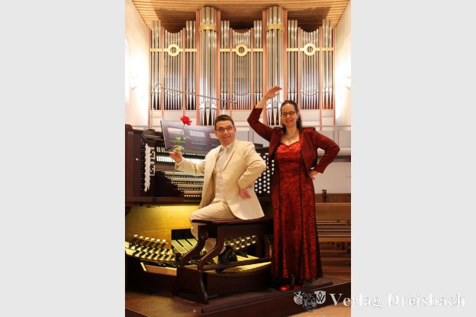 Das Orgel-Duo Iris und Carsten Lenz spielt originale Tanzmusik für Orgel vom Jahr 1500 bis heute.