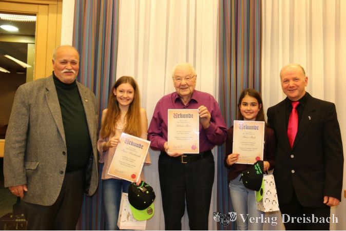 Hans Joachim Schmidt, Anna Kozubowski, Helmut Theis, Anna Beck und Harry Bartels (v.l.) bei den Ehrungen.