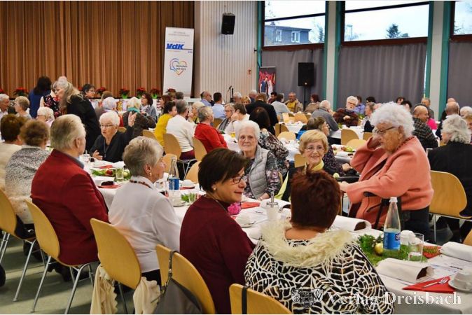 Über 100 Mitglieder und Freunde kamen zur weihnachtlichen Feier des VdK ins Ginsheimer Bürgrhaus.