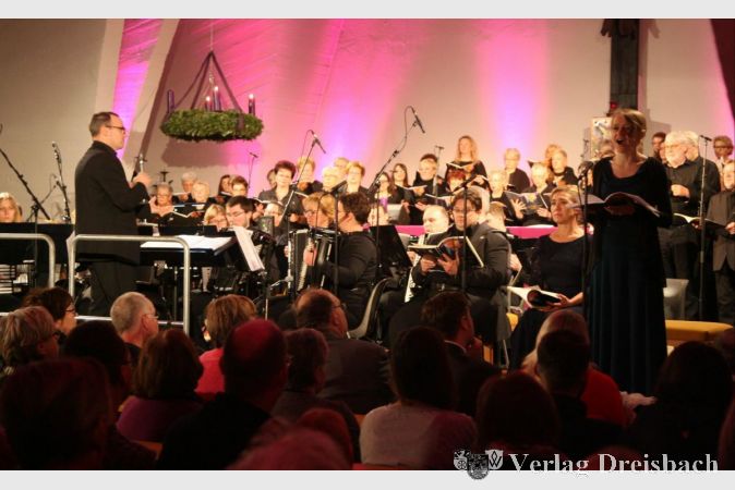 Stefan Finkenauer leitete die Musiker durch das Ortaorium, bei dem Joana Skuppin, Elena Bauer und Patrick Hörner als Solisten auftraten.