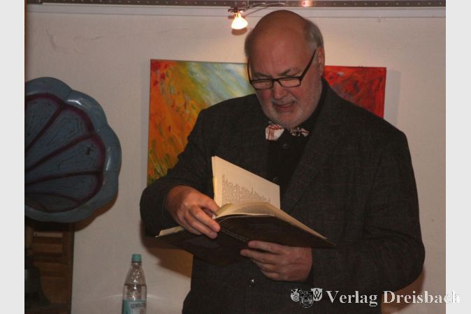 Professor Wolfgang Schneider hat in diesem Jahr weihnachtliche Texte rund um das Thema Licht zusammengetragen und natürlich auch das Grammophon wieder aufgebaut.