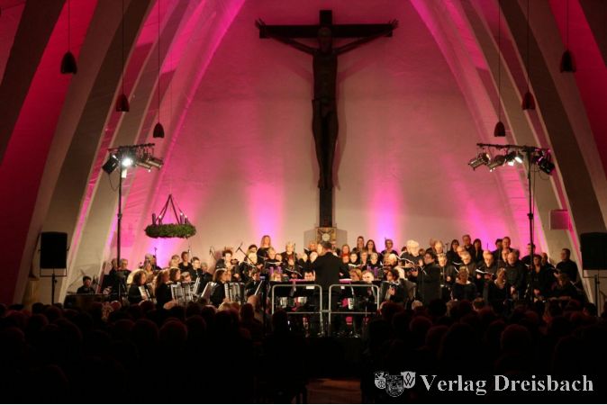 Voll besetzte Reihen, viele Teilnehmer beim Weihnachtsoratorium: Der GV Germania schloss sein Jubiläumsjahr mit einem eindrucksvollen Wiederaufführung des Werkes von Klaus Heizmann ab.