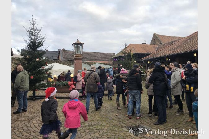 Am Samstagnachmittag ließen es sich die Besucher auf dem Wickerer Nikolausmarkt bei Glühwein und Punsch gutgehen.